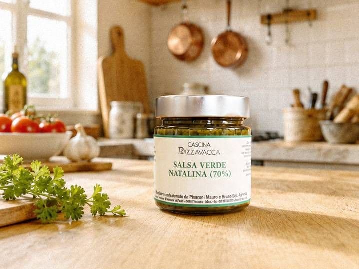 パセリと一緒に食卓に置かれたSalsa Verde Natalinaの瓶